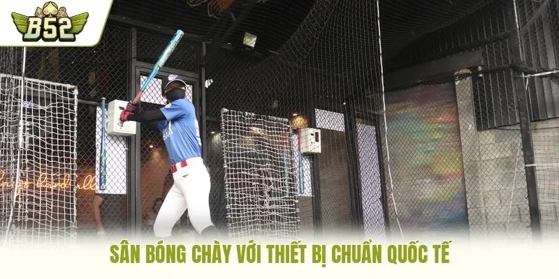 Sân bóng chày với thiết bị chuẩn quốc tế